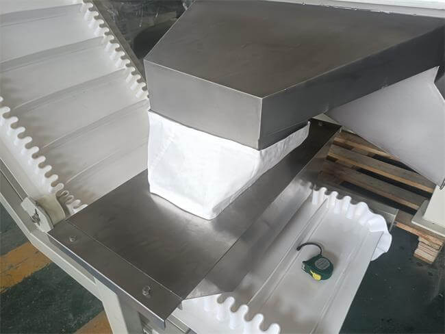 Flexible connection between linear vibrating sieve and belt conveyor