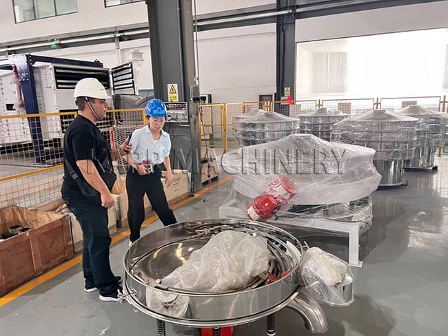 Checking our round vibrating screen