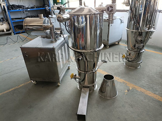 Vacuum conveying machine with beam